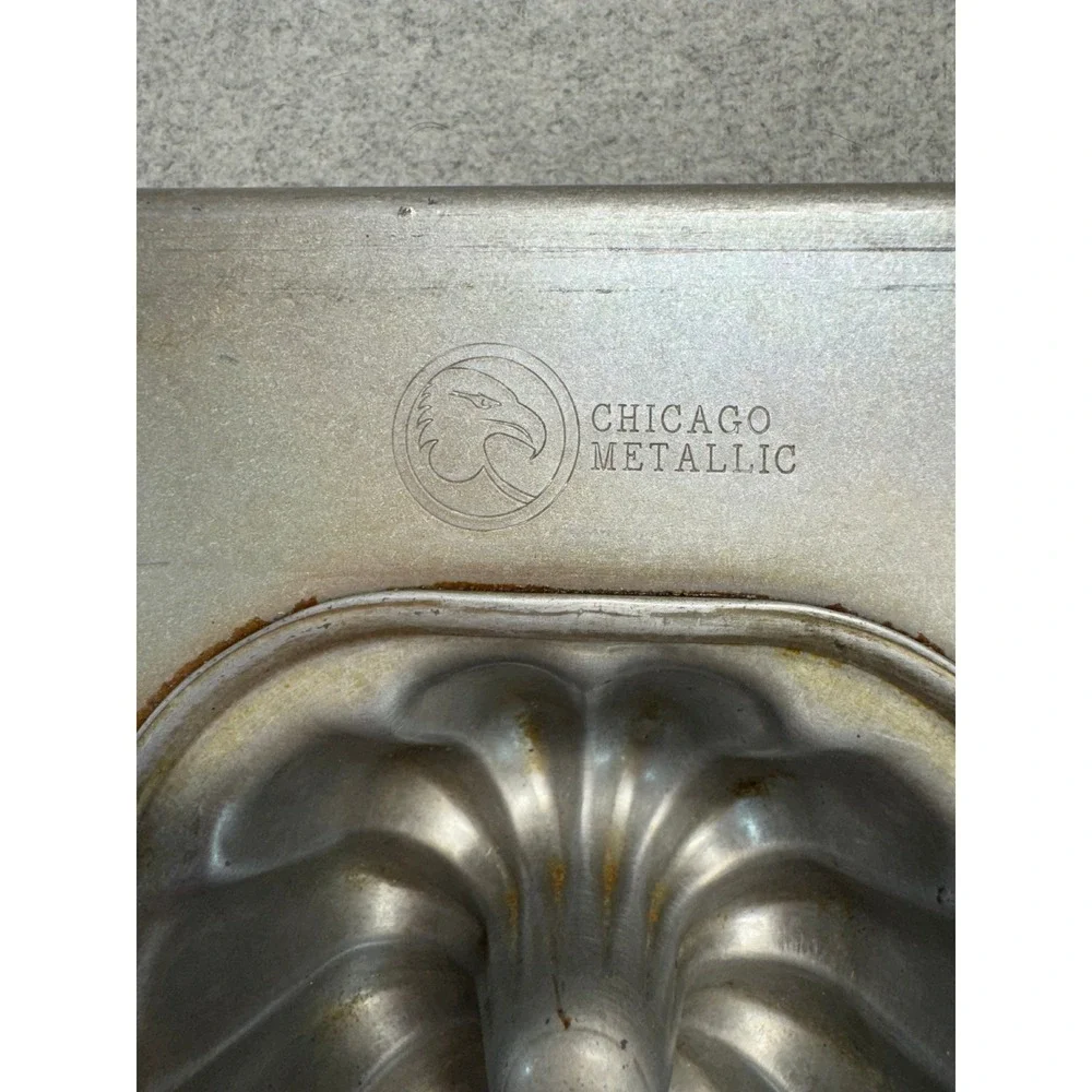 Chicago Metallic USA Mini Bundt Cake Pan 15 Cavity Commercial Bakeware 43055
